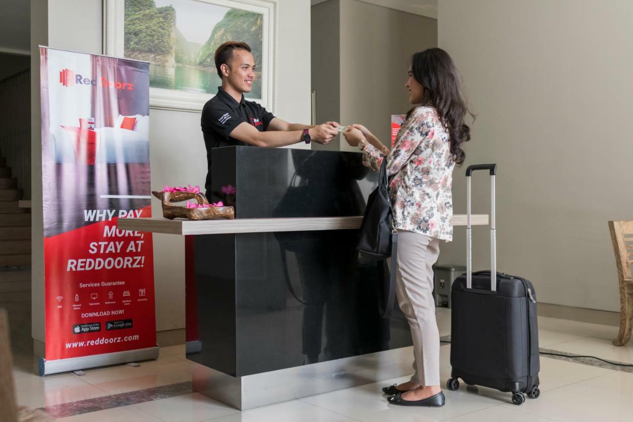 Reddoorz Plus Near Palembang Indah Mall Exterior foto